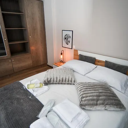 Black And White 1 Apartment