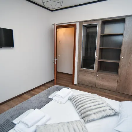 Black And White 1 * سالونيك