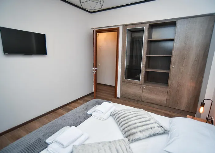 Black And White 1 * סלוניקי